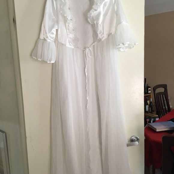 Vintage Biconf white lacy robe - Picture 2 of 3